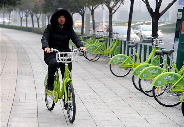 重磅！郑州将取缔马路停车场 人行道禁设停泊位