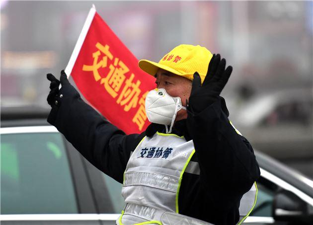 重磅！郑州将取缔马路停车场 人行道禁设停泊位